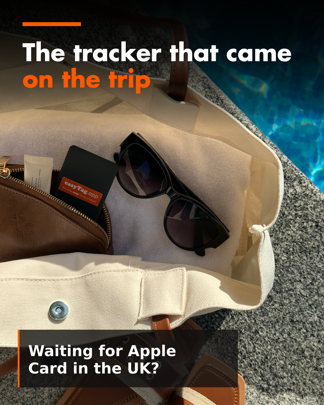 easyTag-trackerkaart in een strandtas, met tekst over een Apple-compatibele trackerkaart.